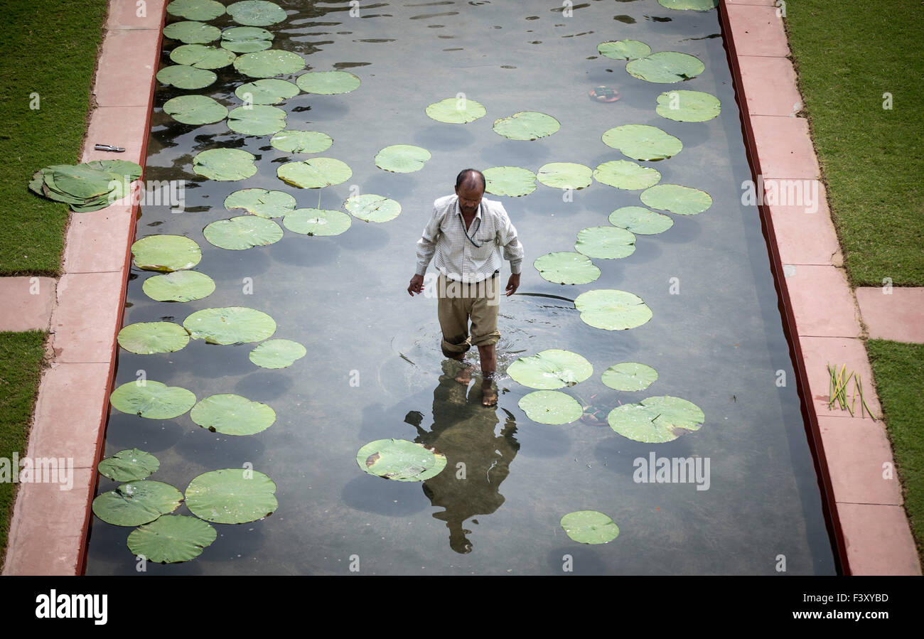 New Delhi, India. 05 ott 2015. Un uomo lavora nel giardino della casa di Hyderabad in New Delhi, India, 05 ottobre 2015. Foto: Kay Nietfeld/dpa/Alamy Live News Foto Stock