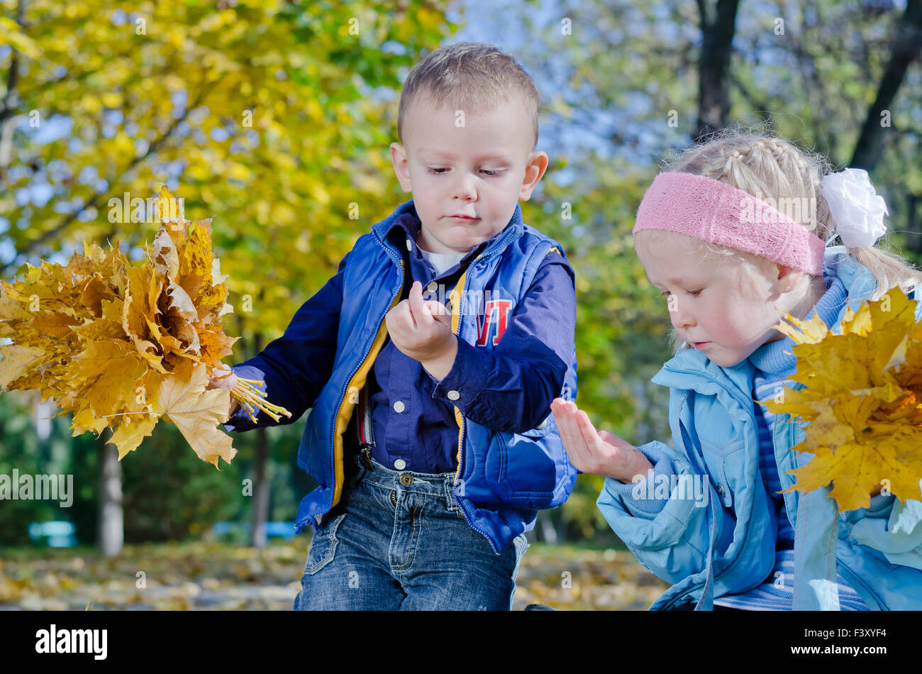 Un ragazzo e una ragazza in impostazione di autunno Foto Stock