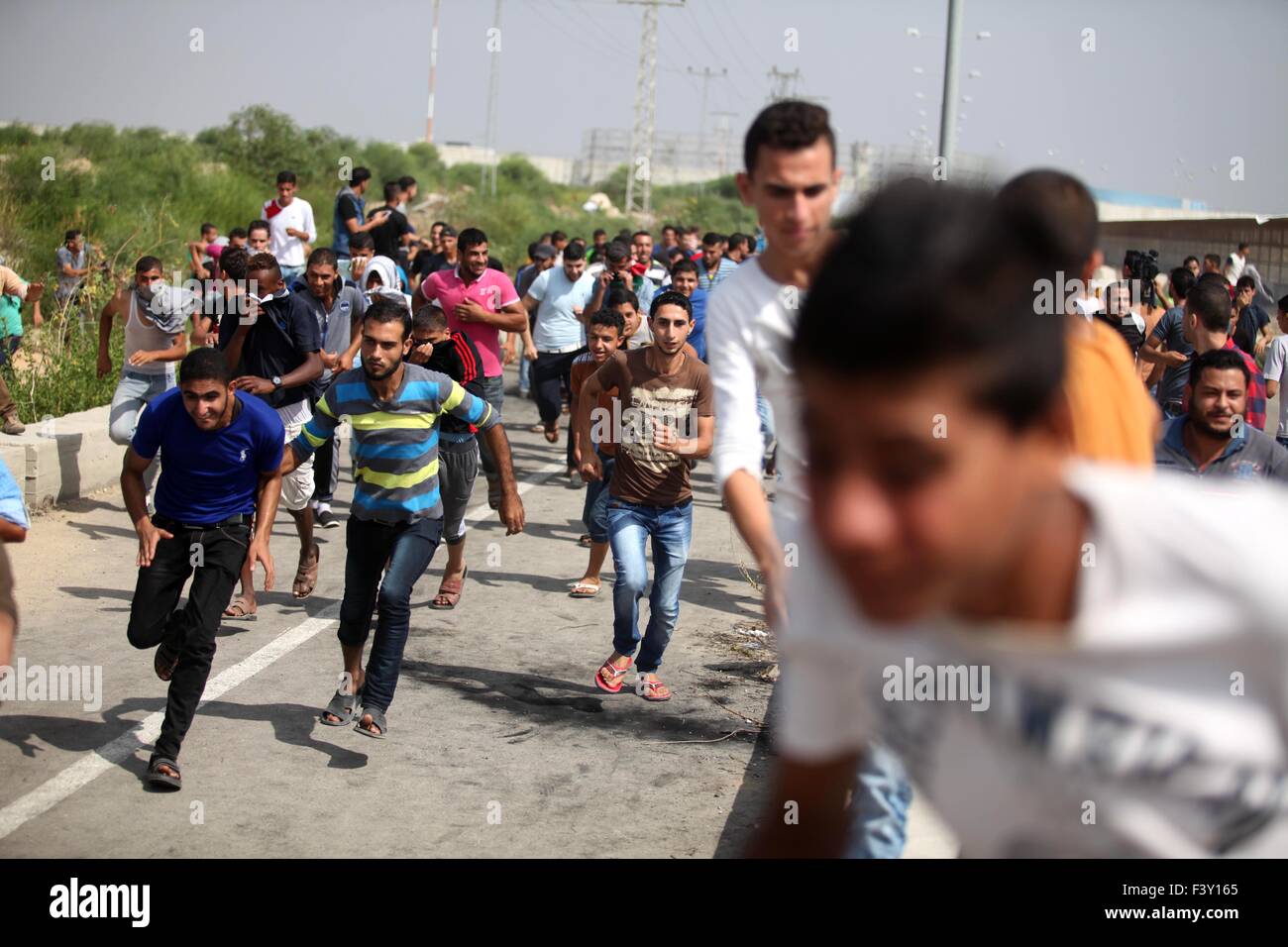 Erez, nella Striscia di Gaza. Xiii oct, 2015. Palestinesi esegui come colpi sparati dalle forze di sicurezza vicino alla recinzione di confine con Israele, a Erez crossing. Un ondata di stabbings lo che ha colpito Israele, Gerusalemme e la Cisgiordania in questo mese. I disordini si è diffuso anche per la Striscia di Gaza, con scontri lungo il confine in questi ultimi giorni lasciando nove palestinesi morti dalle forze di sicurezza israeliane. © Ashraf Amra/immagini APA/ZUMA filo/Alamy Live News Foto Stock