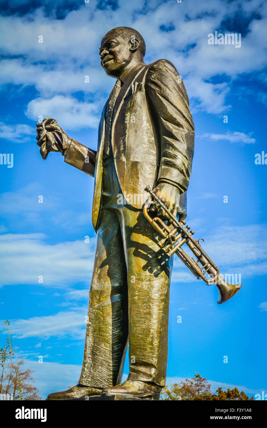 Statua di Louis Armstrong di fronte alla da Mahalia Jackson Theatre Performing Arts edificio in Armstrong Park, Treme area, New Orleans, LA Foto Stock
