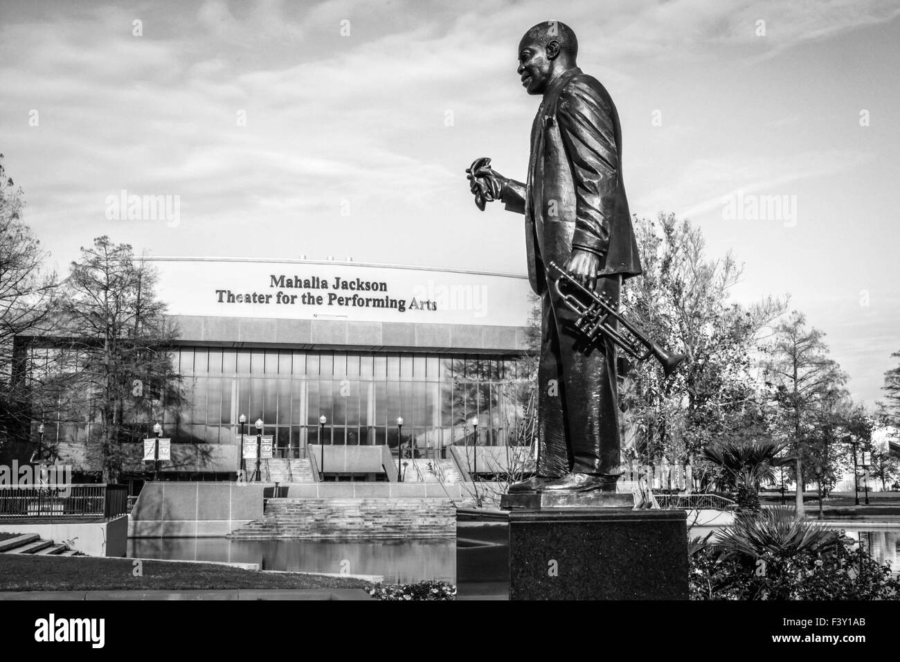 Statua di Louis Armstrong prima del Mahalia Jackson Theatre per l'edificio delle arti dello spettacolo in Armstrong Park, Treme area, New Orleans, LOUISIANA Foto Stock
