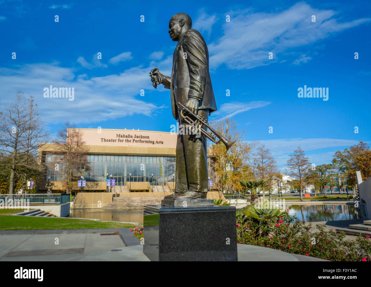 Statua di Louis Armstrong e da Mahalia Jackson Theatre Performing Arts edificio in Armstrong Park, Treme area, New Orleans, LA Foto Stock