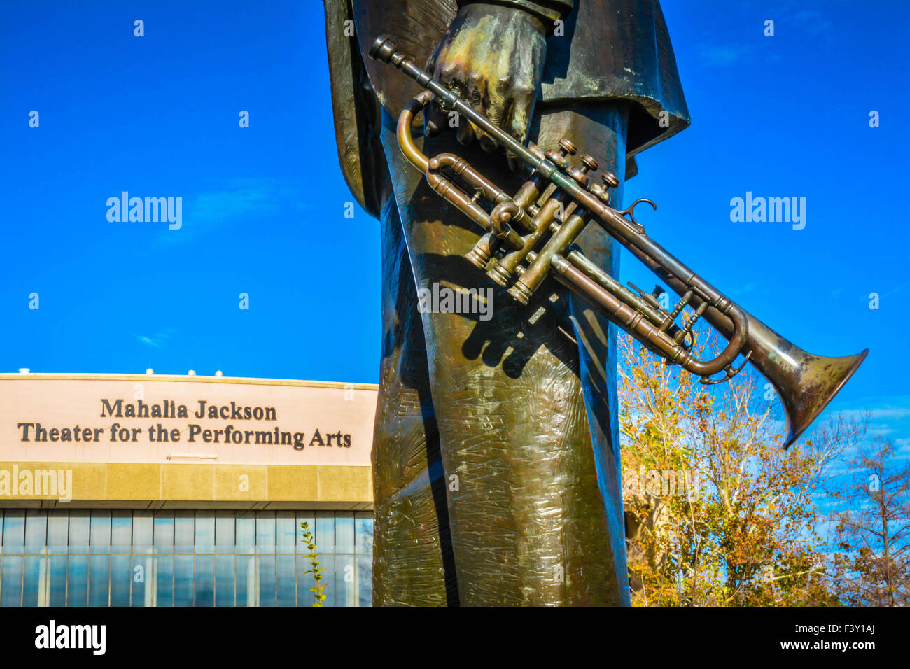 Primo piano della Statua di Louis Armstrong che tiene la tromba prima del Mahalia Jackson Theatre Performing Arts Building a Armstrong Park, New Orleans, LOUISIANA Foto Stock