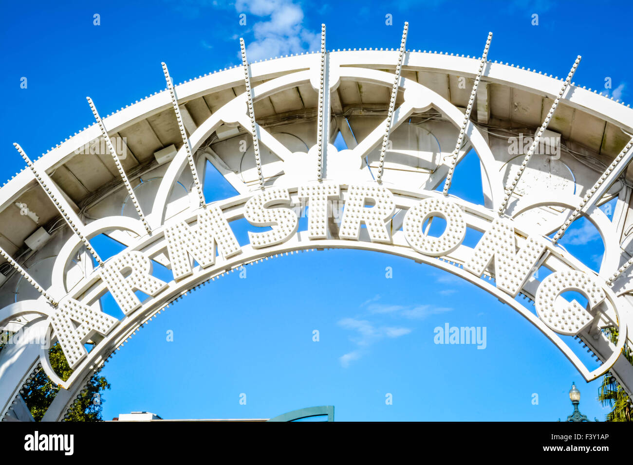 La circolare cancello di ferro e metallo ingresso ad arco all'impressionante Armstrong Park nell'treme area di New Orleans, LA Foto Stock