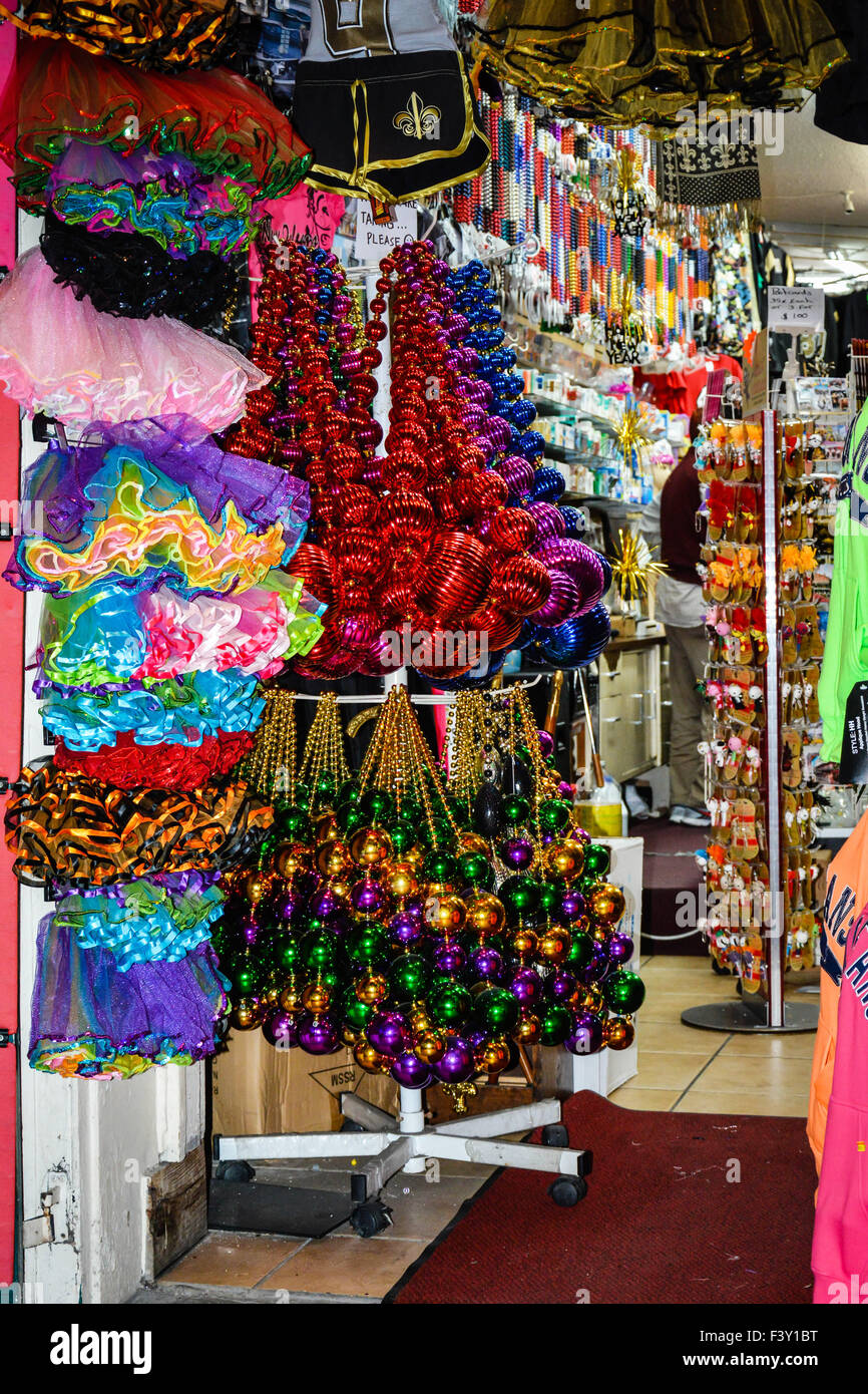 Wacky souvenir e di Madri Gras parte delle forniture e doni offerti su Bourbon Street nel Quartiere Francese di New Orleans, LA, Foto Stock