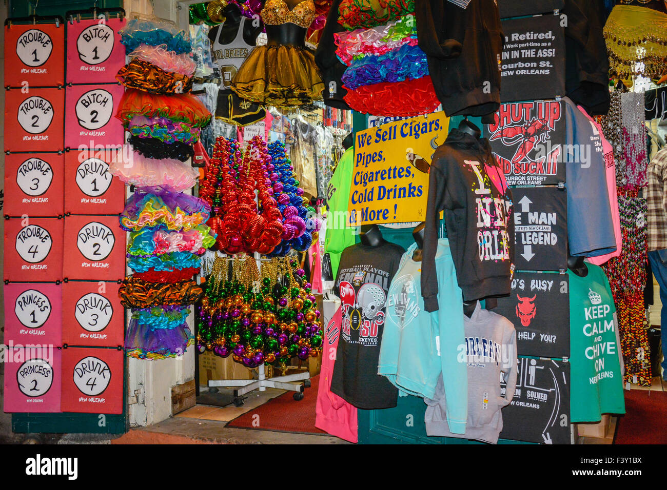 Wacky souvenir e di Madri Gras parte delle forniture e doni offerti su Bourbon Street nel Quartiere Francese di New Orleans, LA, Foto Stock