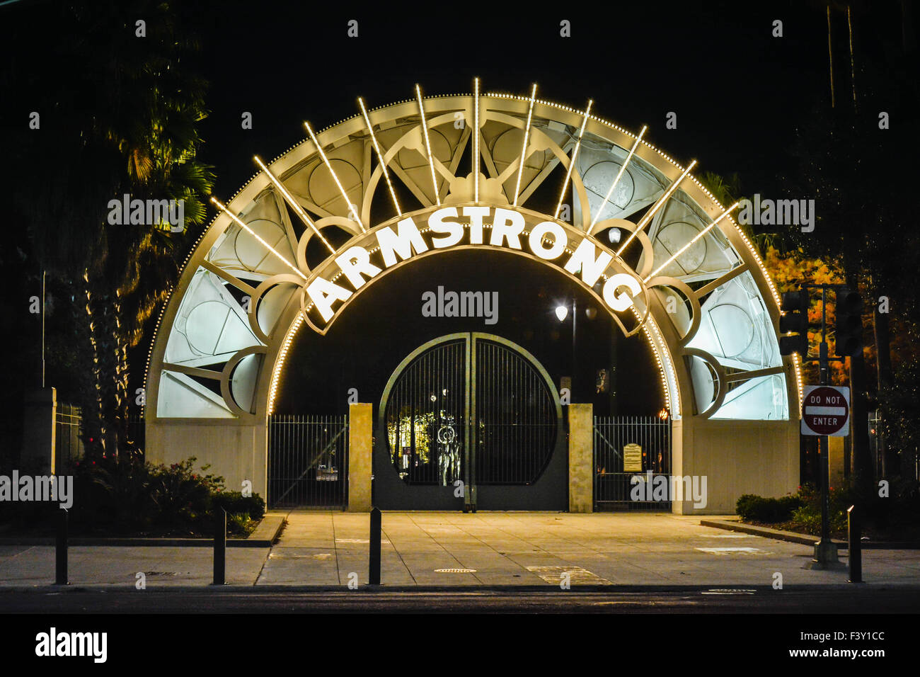 Il metallo illuminato ingresso ad arco si illumina di notte che conduce al suggestivo parco Armstrong nell'treme area di New Orleans, LA Foto Stock
