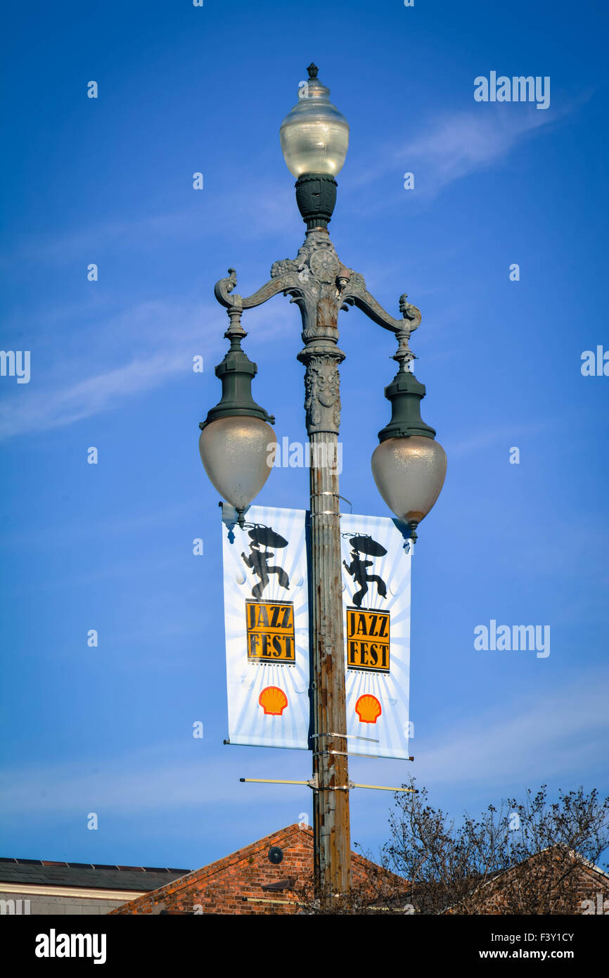 Jazz Fest Banner pende dalla lampada antichi post su Rampart Street nel quartiere di Treme vicino al centro cittadino di New Orleans, LA Foto Stock