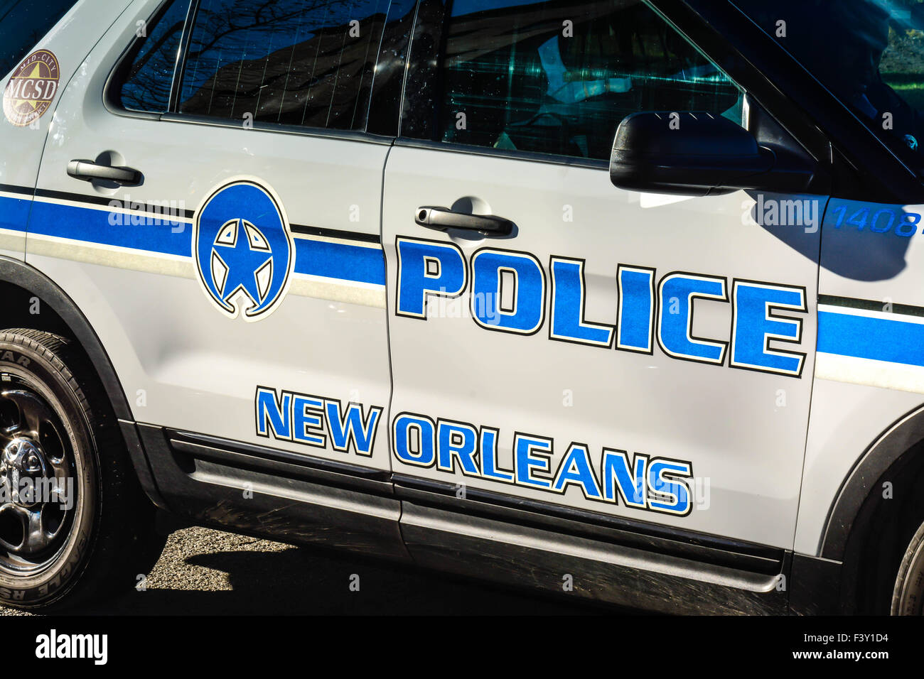 Un blu e bianco parcheggiato auto della polizia o cruiser in New Orleans, Louisiana USA Foto Stock