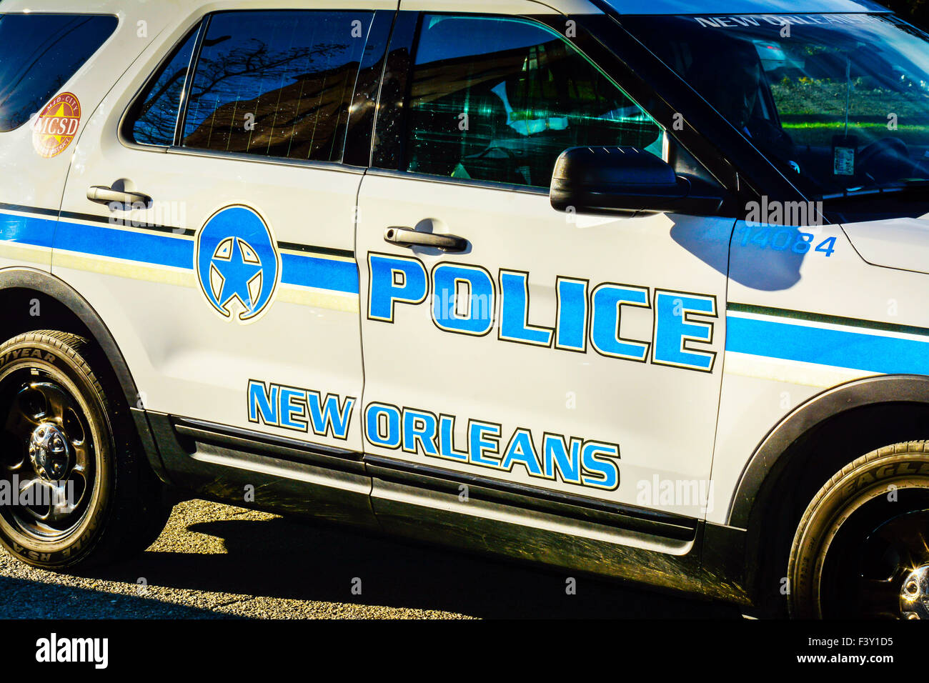 Un blu e bianco parcheggiato auto della polizia o cruiser in New Orleans, Louisiana USA Foto Stock
