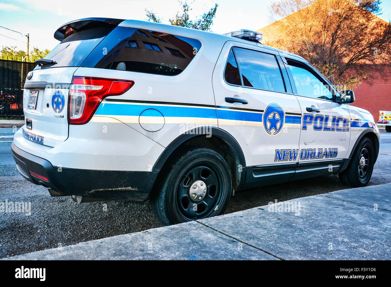 Un blu e bianco parcheggiato auto della polizia o cruiser in New Orleans, Louisiana USA Foto Stock