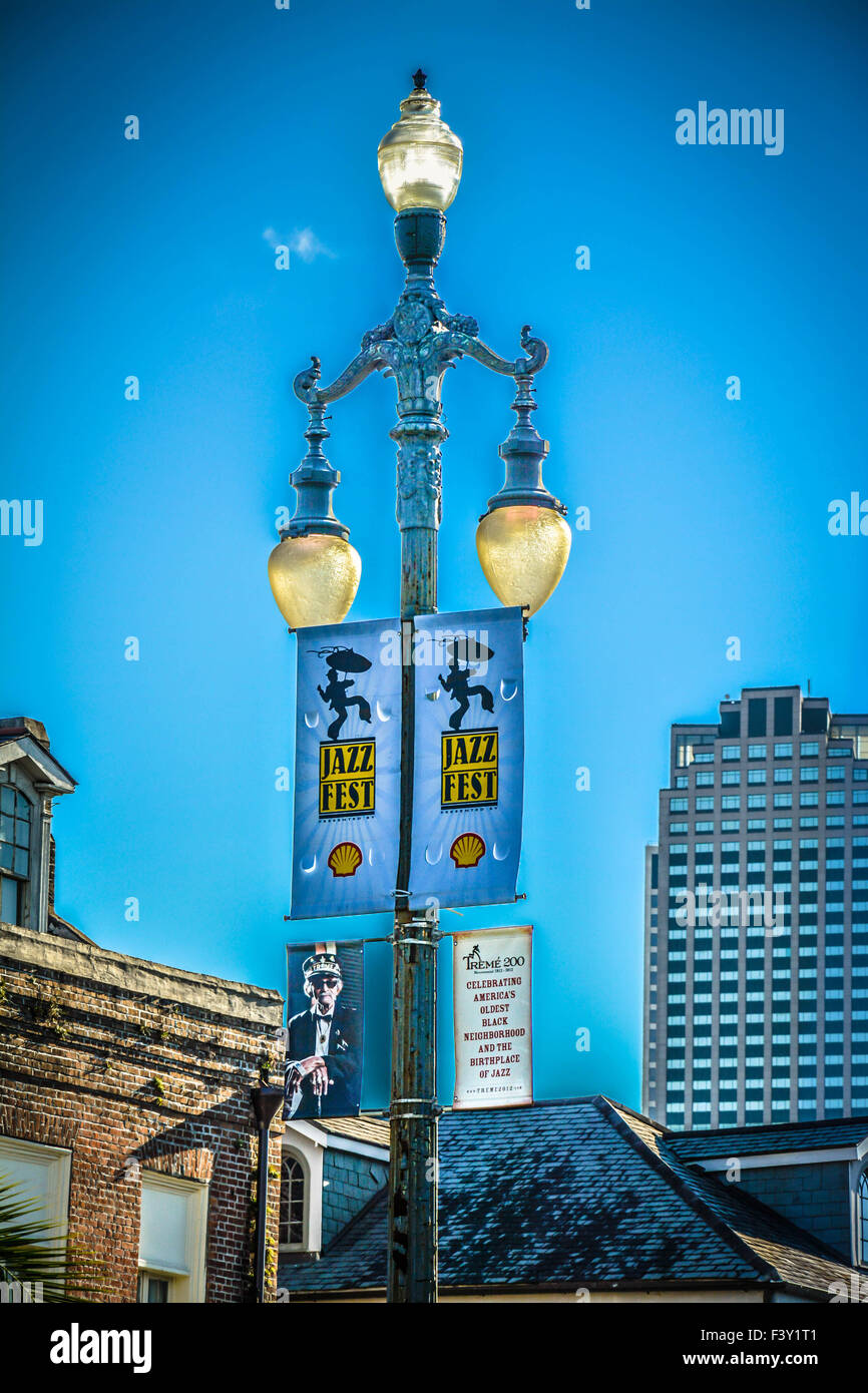 Jazz Fest Banner pende dalla lampada antichi post su Rampart Street nel quartiere di Treme vicino al centro cittadino di New Orleans, LA Foto Stock