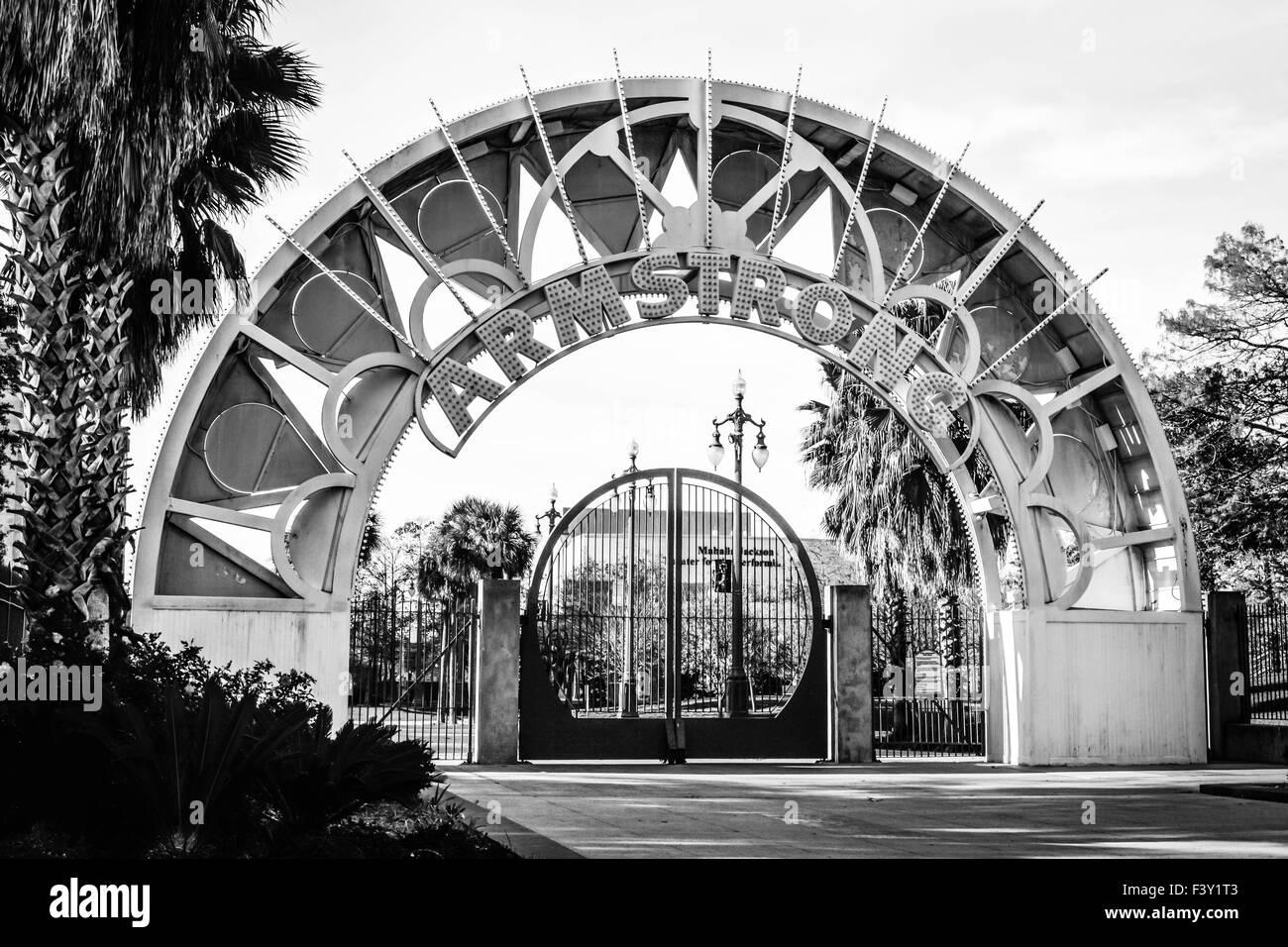 Il cancello circolare in ferro e l'entrata ad arco in metallo all'impressionante Louis Armstrong Park nell'area di Treme di New Orleans, LA, Stati Uniti Foto Stock