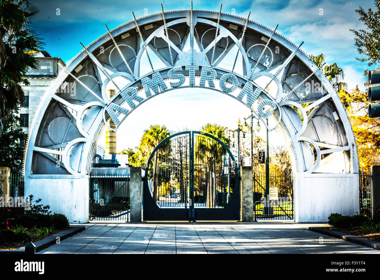 Il cancello di ferro semicircolare e l'ingresso ad arco metallico all'Armstrong Park chiamato per Louis Armstrong, nella zona di Treme a New Orleans, LOUISIANA Foto Stock