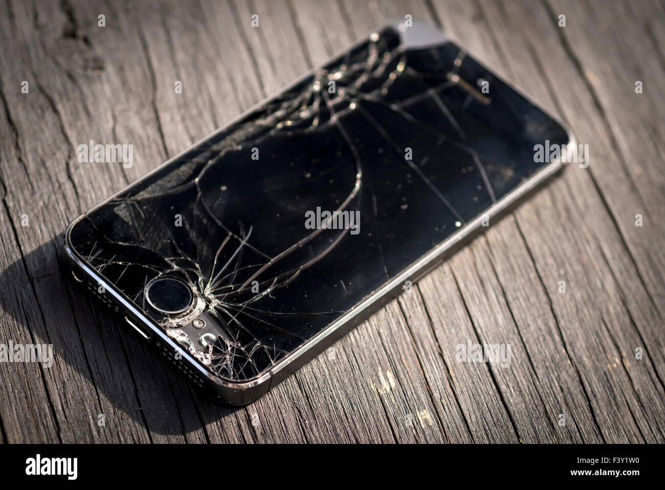Apple Iphone 5s con uno schermo rotto Foto Stock Apple Iphone 5s con uno schermo rotto Foto Stock