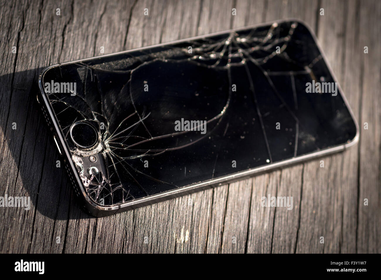 Apple Iphone 5s con uno schermo rotto Foto stock - Alamy