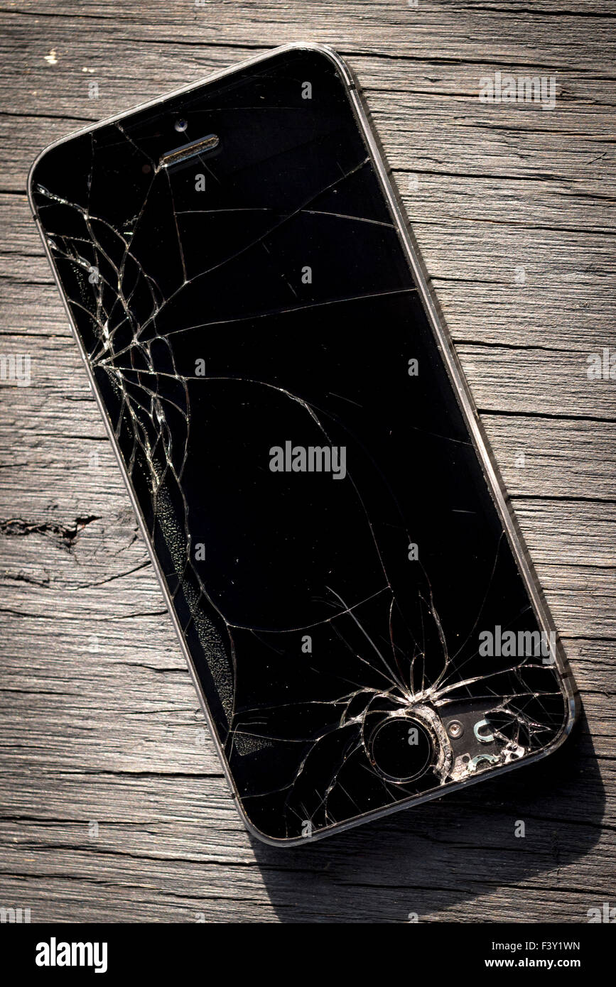 Schermo iphone rotto immagini e fotografie stock ad alta risoluzione - Alamy