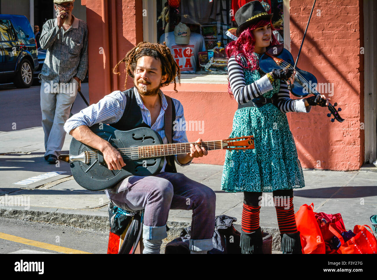 Un colorato giovane riproduzione di un violino e una chitarra sono musicisti di strada del Quartiere Francese di New Orleans, LA Foto Stock