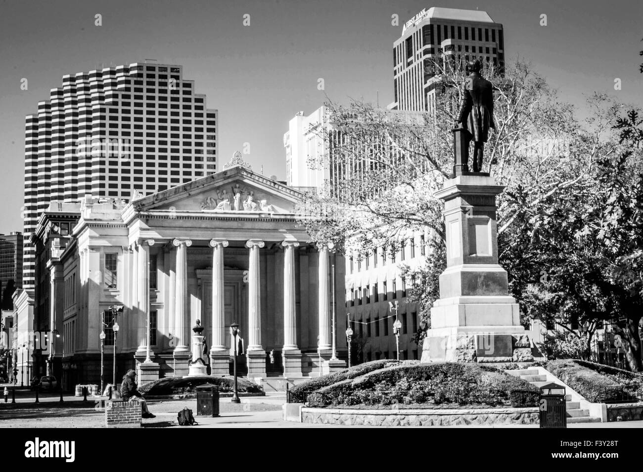 Statua di Henry Clay con Gallier Hall in background in Lafayette Square Park di New Orleans, LA Foto Stock