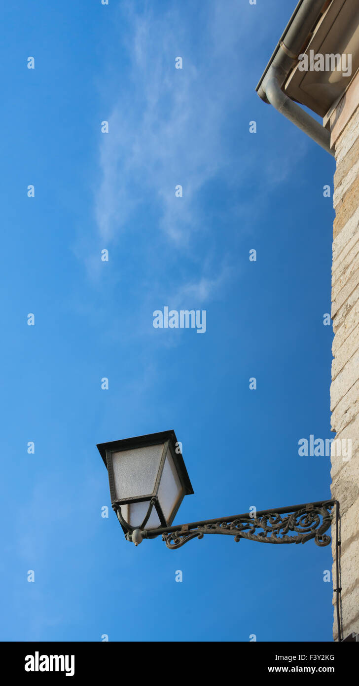 Via la luce e il cielo blu Foto Stock