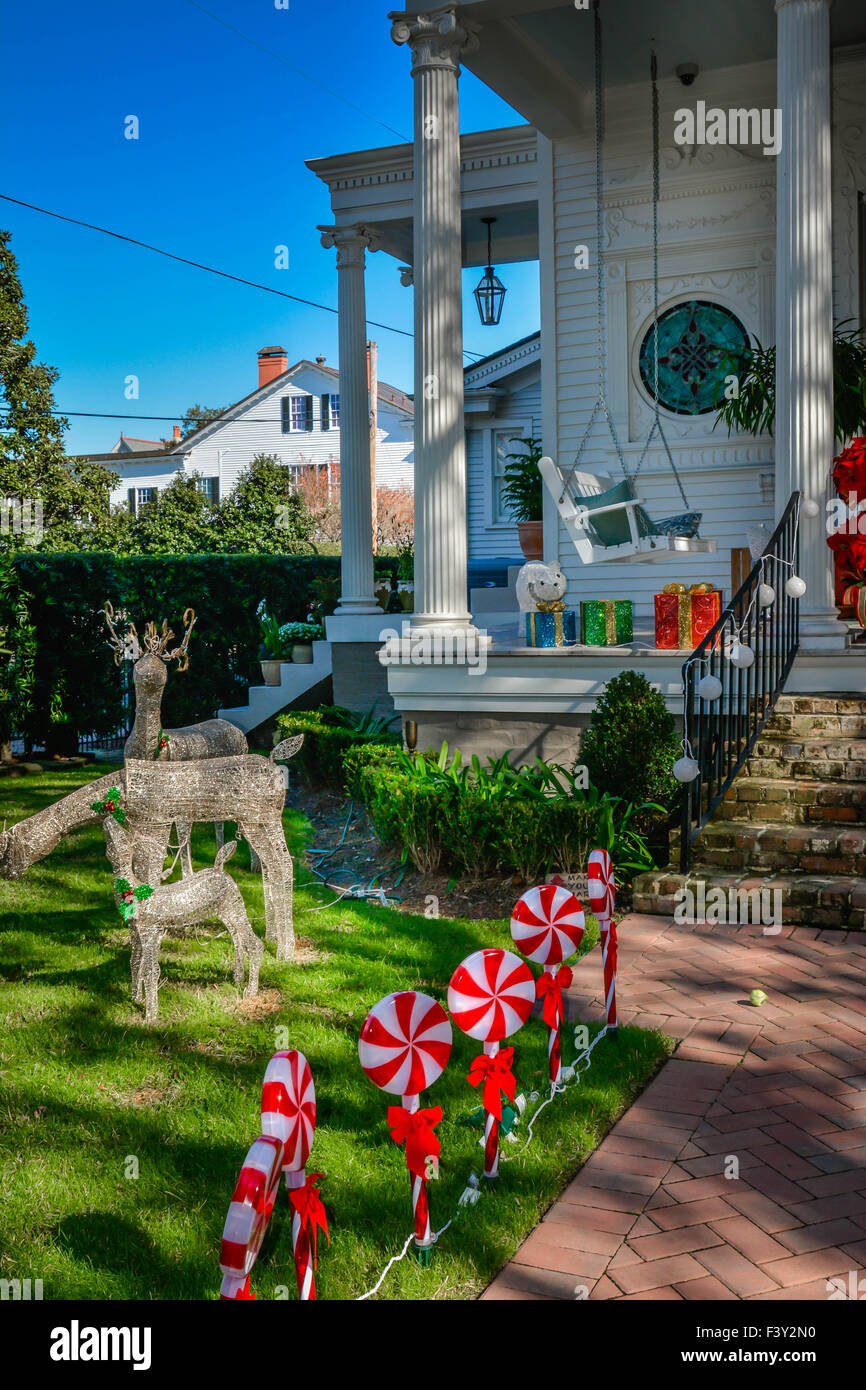 Cortile e portico arredato per le vacanze con le renne e le canne di caramella in un quartiere giardino mansion in New Orleans, LA Foto Stock