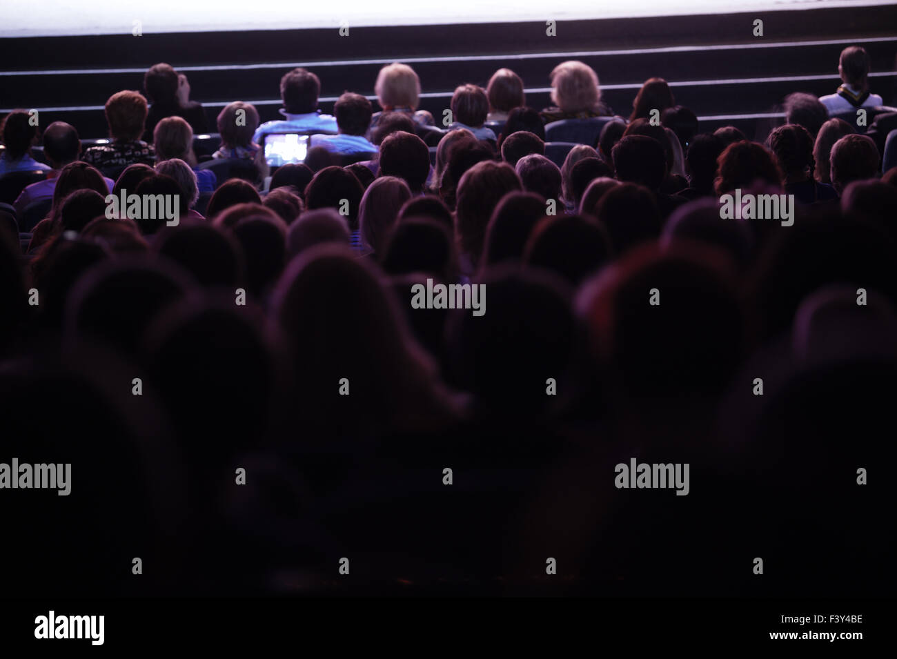 Persone che guardano il cinema Foto Stock