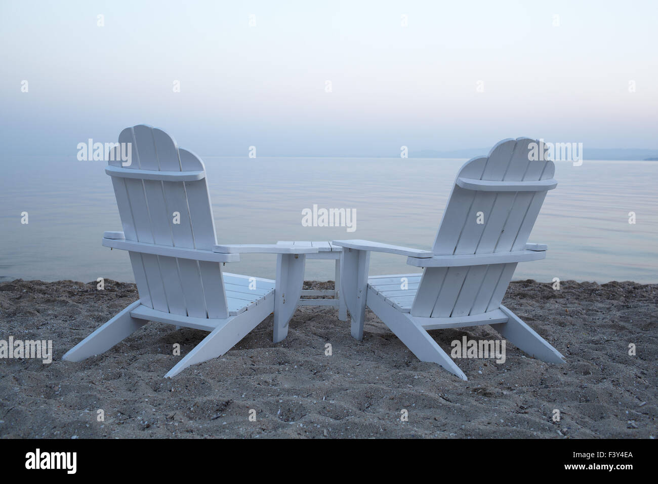 Legno vuoto sedie a sdraio sulla spiaggia Foto Stock