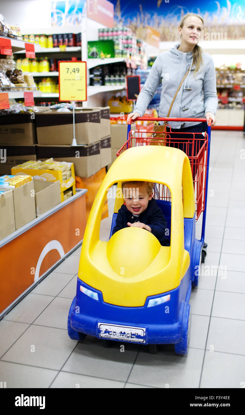 Bambino del supermercato immagini e fotografie stock ad alta risoluzione -  Alamy