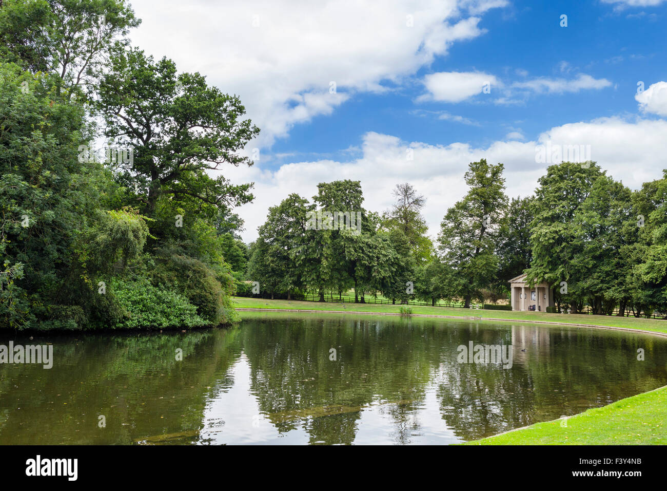 Memoriale di Diana Principessa di Galles e l'isola su cui è sepolta, Althorp, Northamptonshire, England, Regno Unito Foto Stock