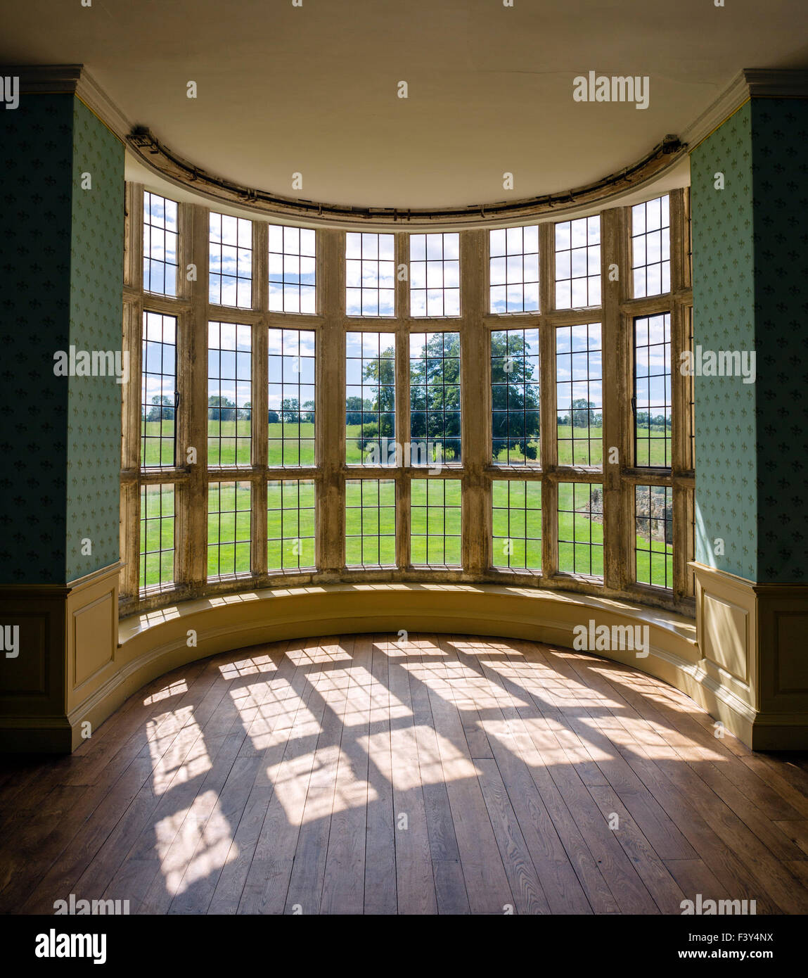 Vista dall'interno di Kirby Hall, un ora rovinato 16thC Elizabethan country house vicino Gretton, Northamptonshire, England, Regno Unito Foto Stock