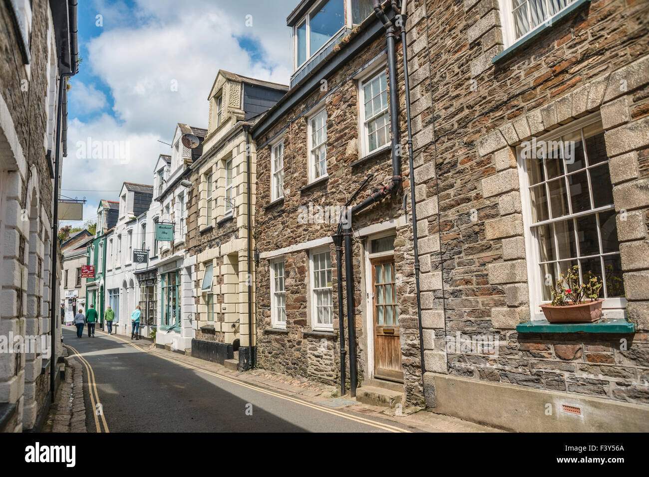 Strada stretta presso il porto del villaggio di pescatori Mevagissey, Cornwall, Regno Unito Foto Stock