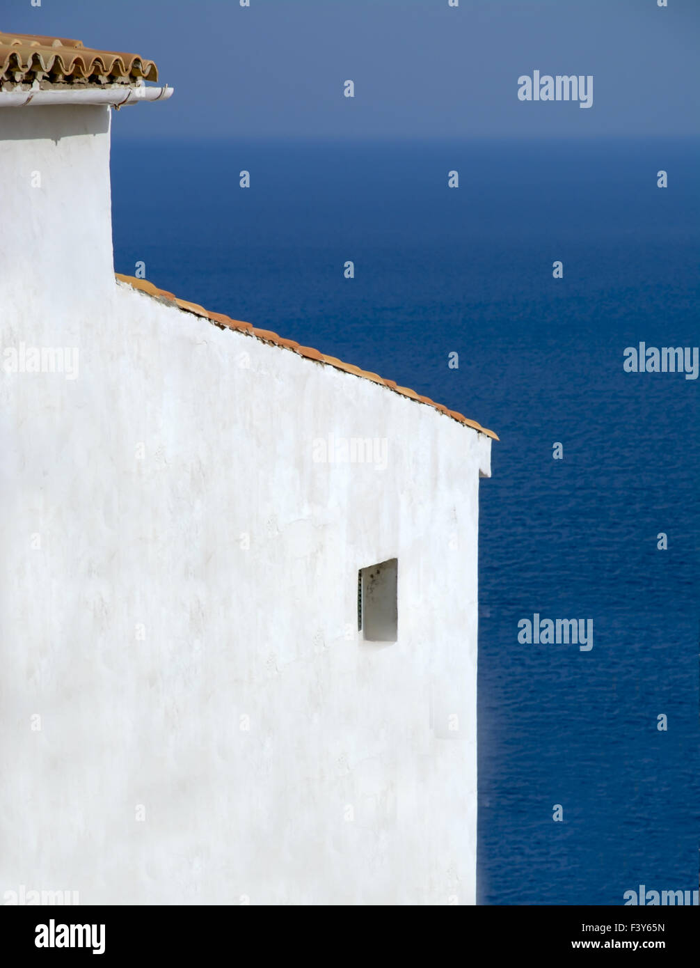 Un edificio bianco dal mare blu Foto Stock