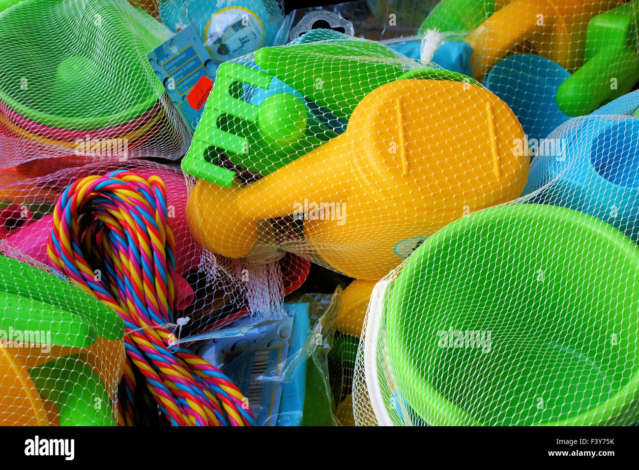 Plastica colorata sabbia-giocattoli in fasci Foto Stock