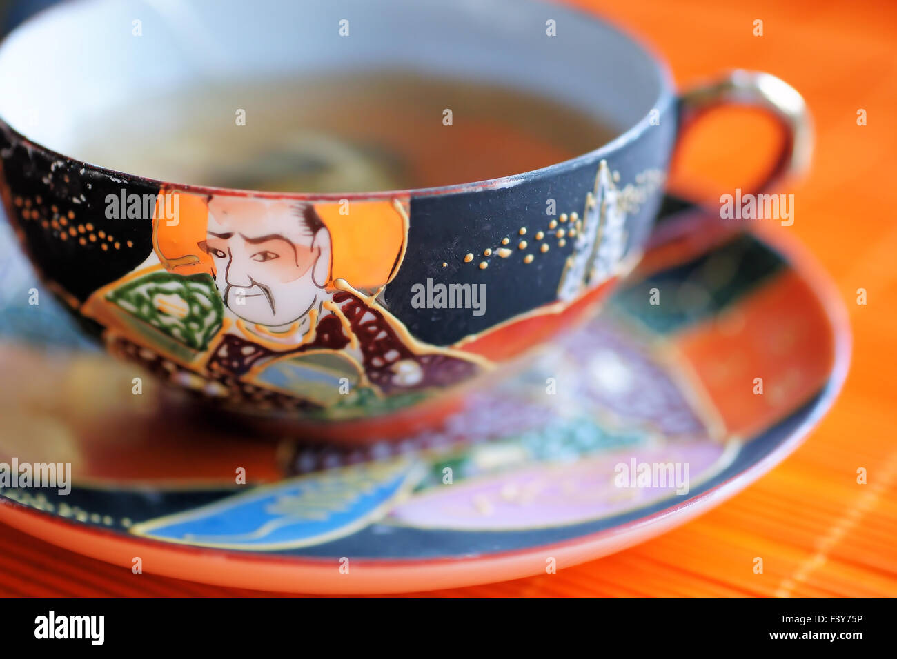 Tazza cinese del tè in colori luminosi Foto Stock