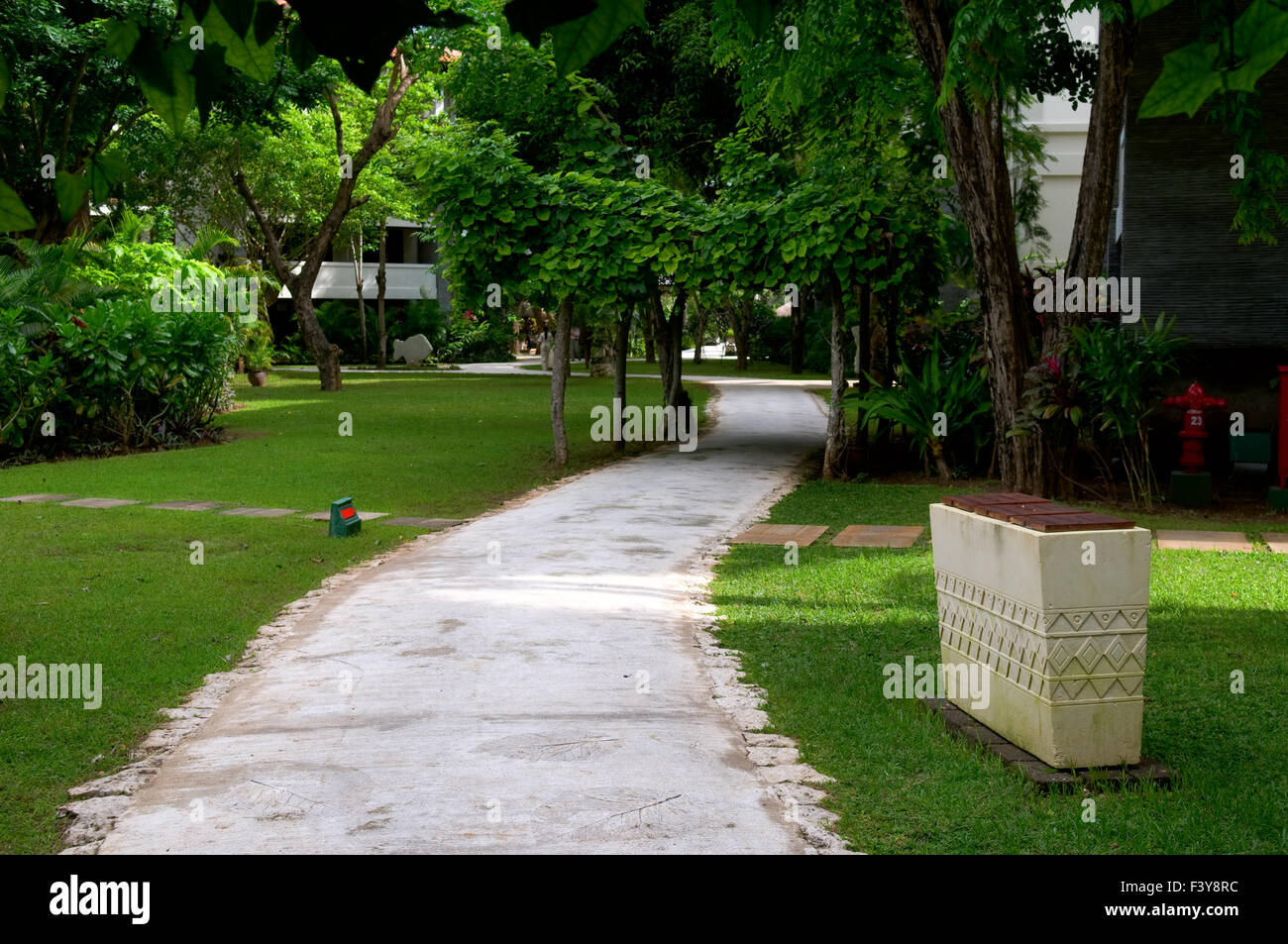 La curva di cammino di hotel resort Foto Stock