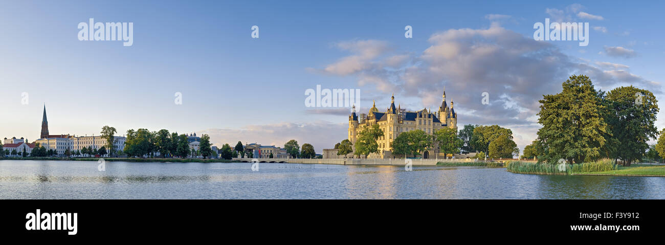 Vista sul Lago Burgsee e Castello di Schwerin Foto Stock