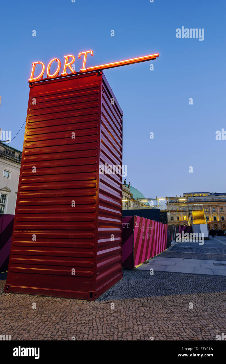 Fingerpost di fronte all' Opera di Stato di Berlino Foto Stock