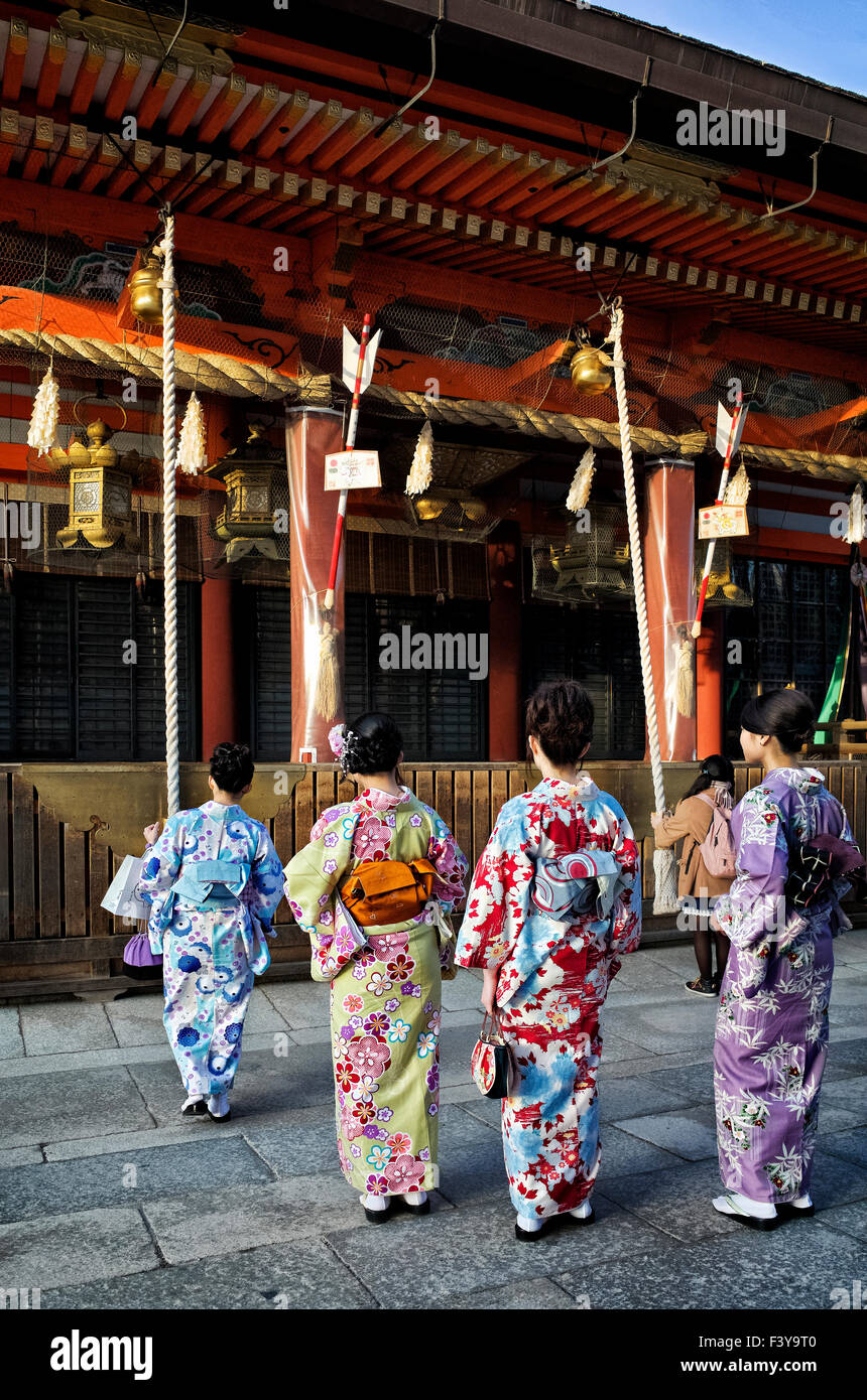 Giappone, isola di Honshu, Kansai, Kyoto, donne in kimono presso un santuario. Foto Stock