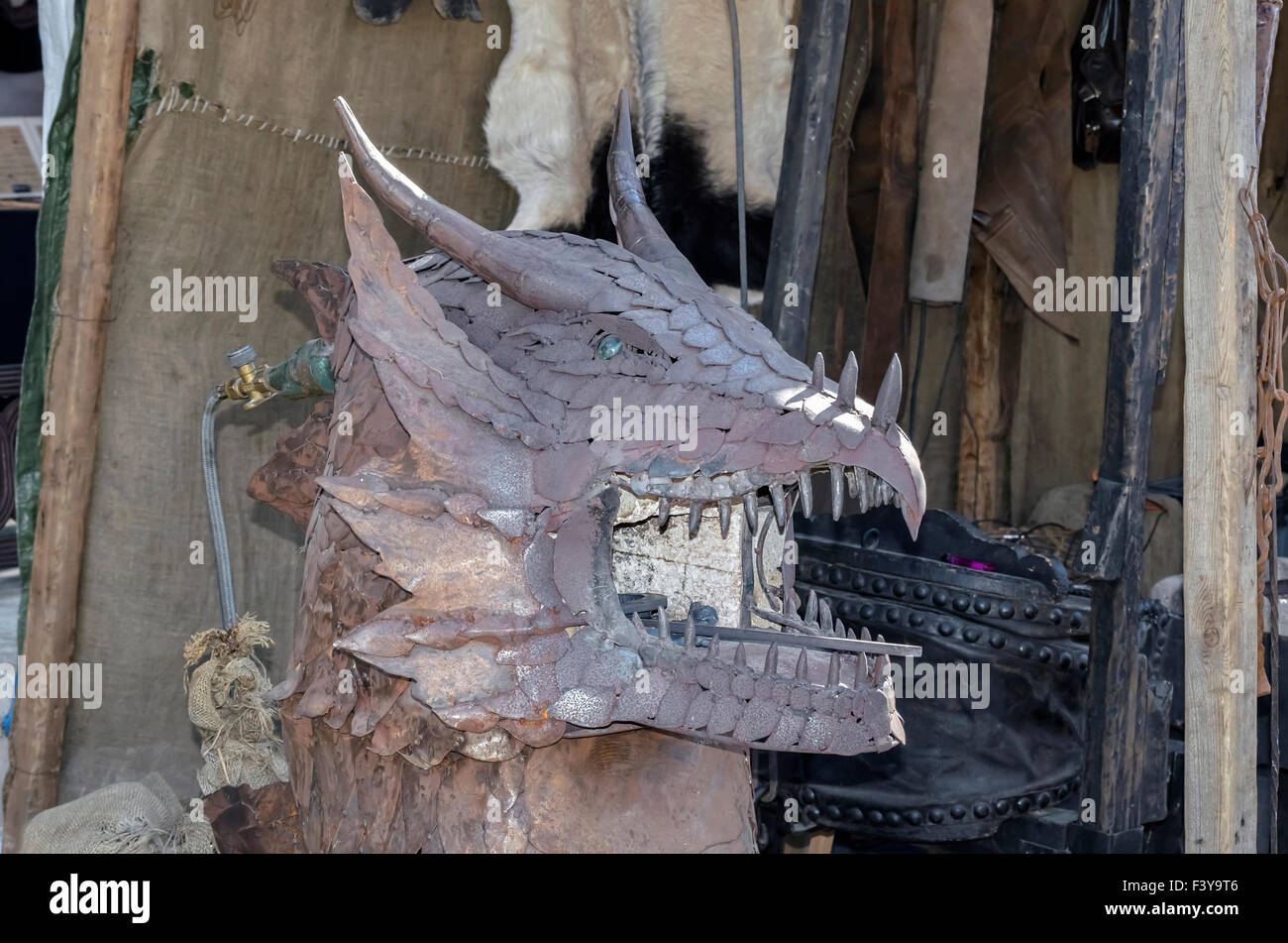 Scultura di ferro di un drago, durante il Cervantes per la settimana, in Alcala de Henares, il 9 ottobre 2015. Foto Stock