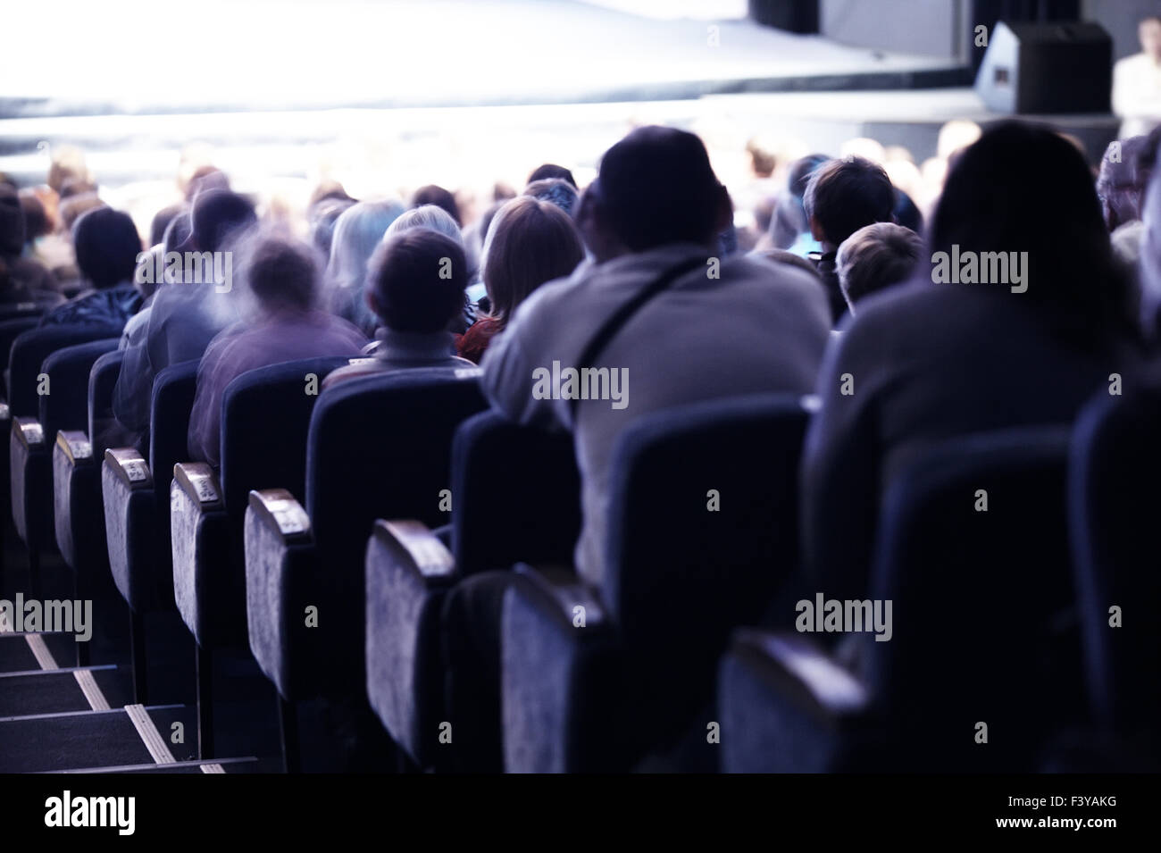 Pubblico seduto in posti a sedere a più livelli Foto Stock