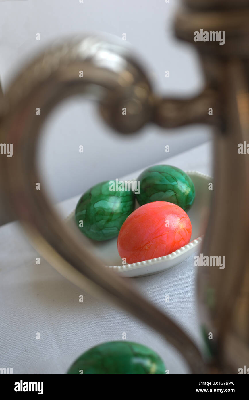 Pentola di argento e uova di pasqua Foto Stock