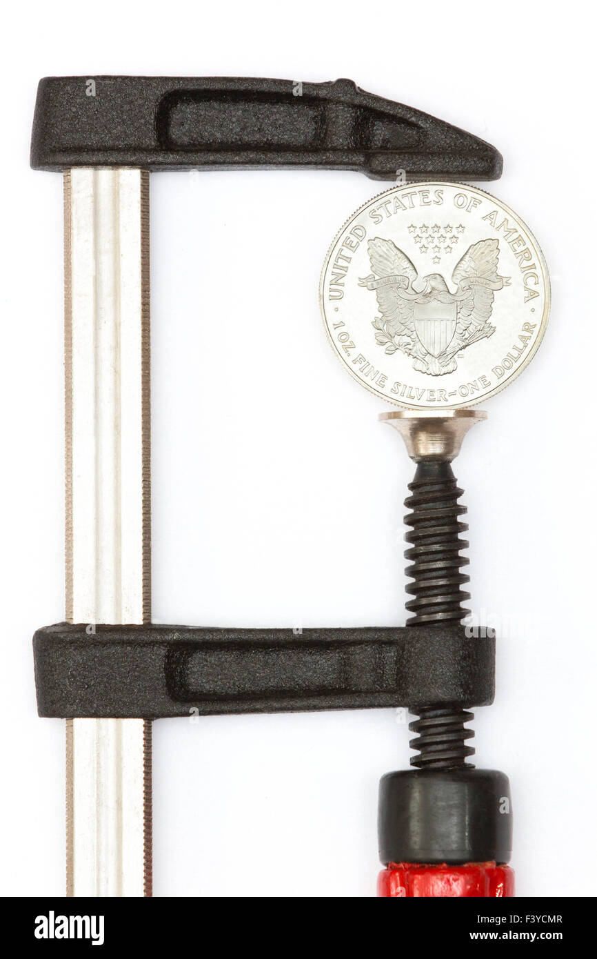 Dollar coin schiacciato in una morsa Foto Stock