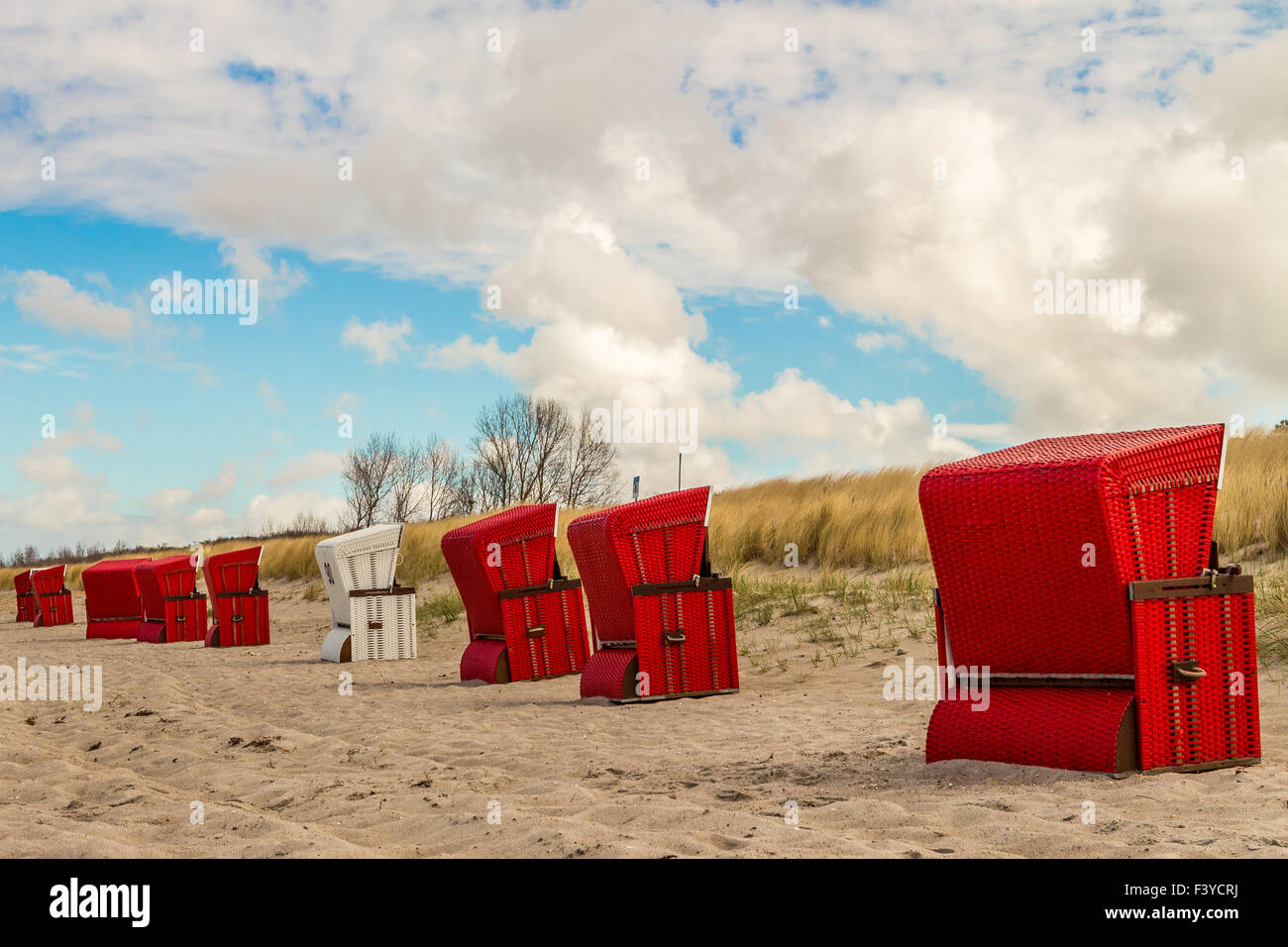 Il bianco e il rosso sdraio in spiaggia Foto Stock