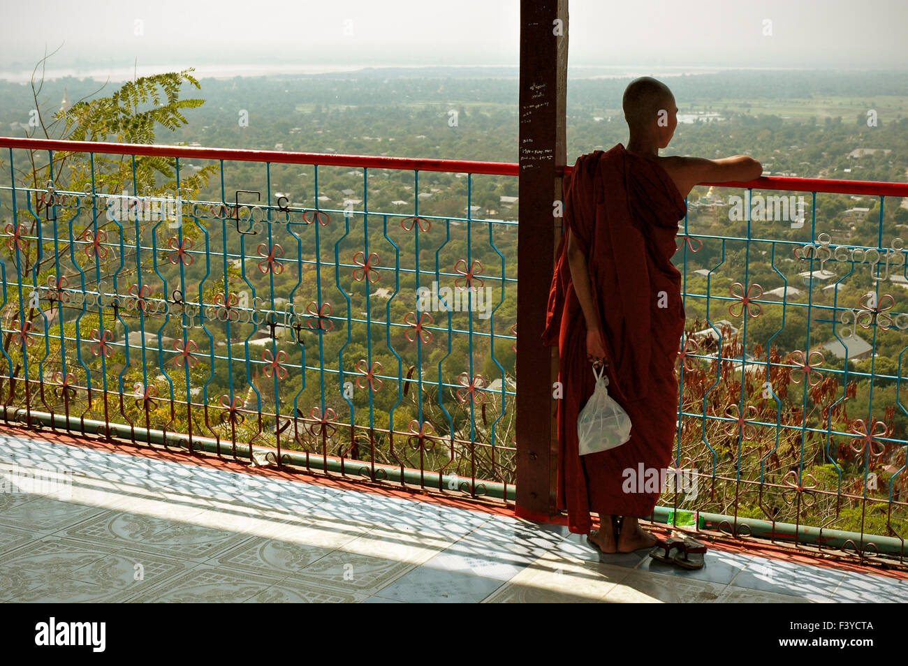 Giovani birmani monaco buddista a guardare il panorama a presto U Ponya Shin pagoda, Sagaing, Myanmar Foto Stock