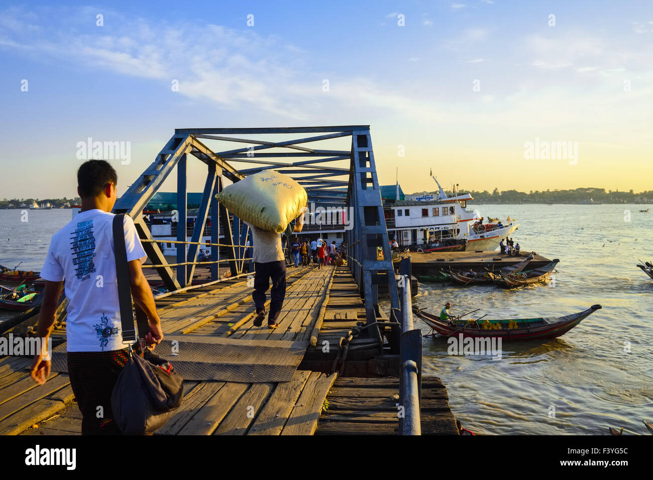 Presso il molo, Yangon, Myanmar, Asia Foto Stock