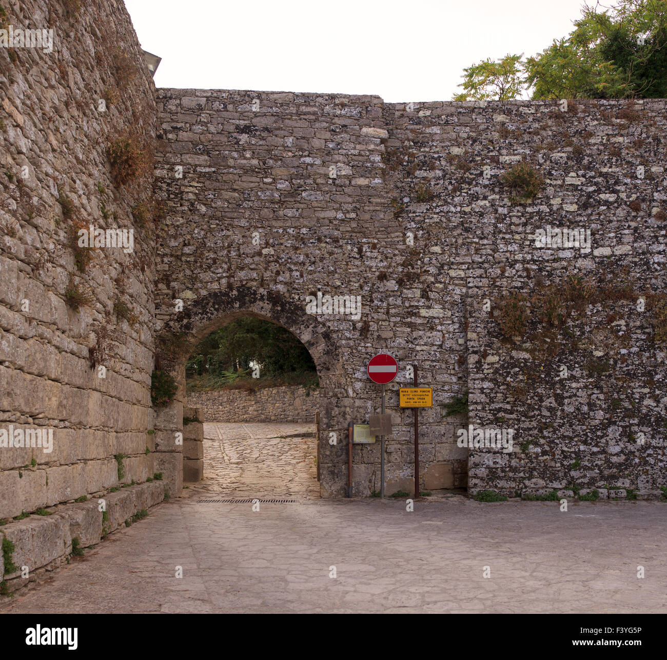 Vista dell'ingresso della fortificazione di epoca punica chiamato Porta Spada di Erice, Trapani. Sicilia Foto Stock