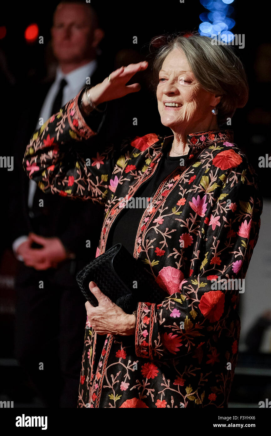 Londra, Regno Unito. Xiii oct, 2015. Dame Maggie Smith arriva sul tappeto rosso per il London Film Festival screening della signora nel furgone su 13/10/2015 di Odeon Leicester Square, Londra. Credito: Julie Edwards/Alamy Live News Foto Stock