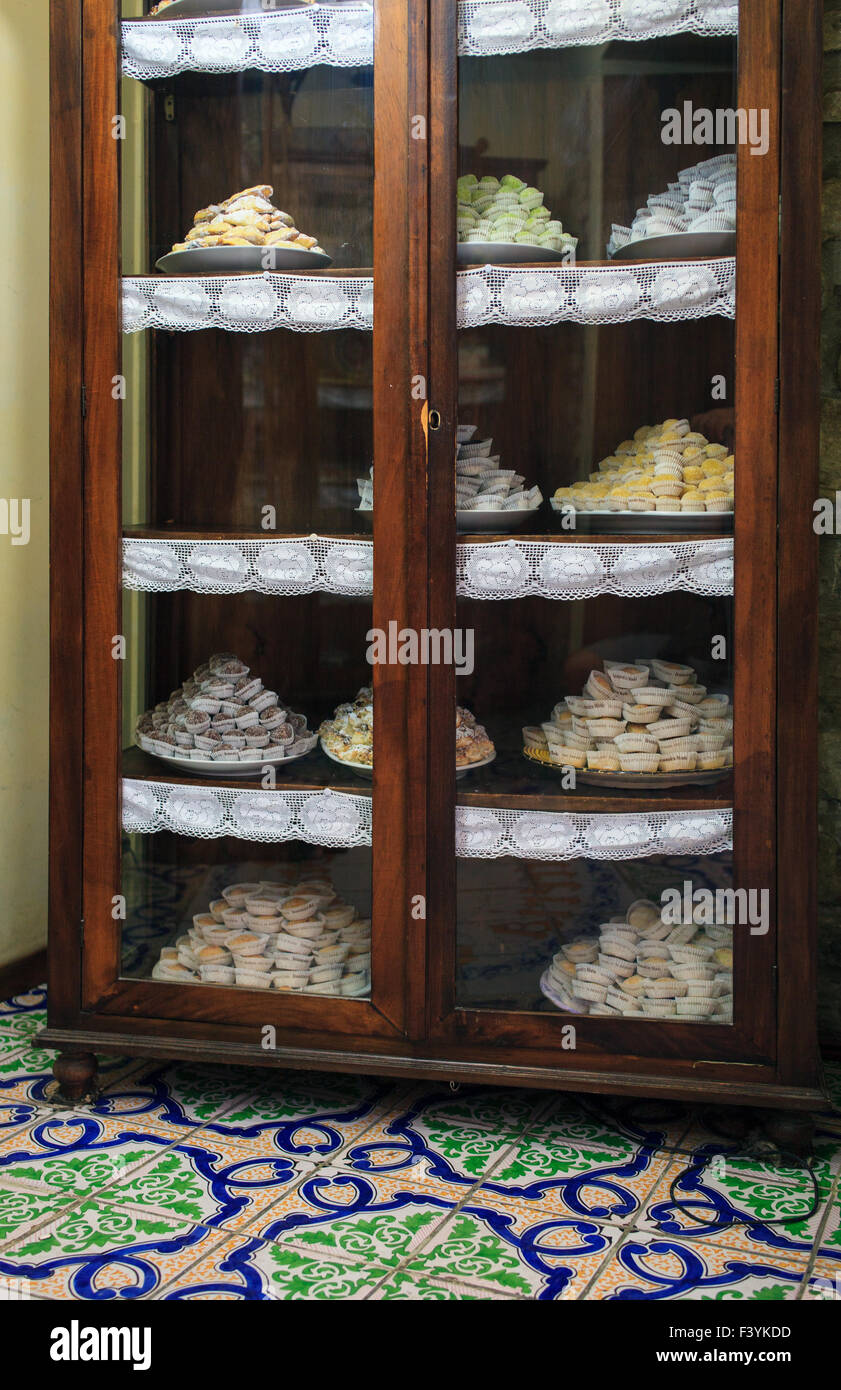 Pasticceria siciliana all'interno del vetro antico vetrina Foto stock -  Alamy