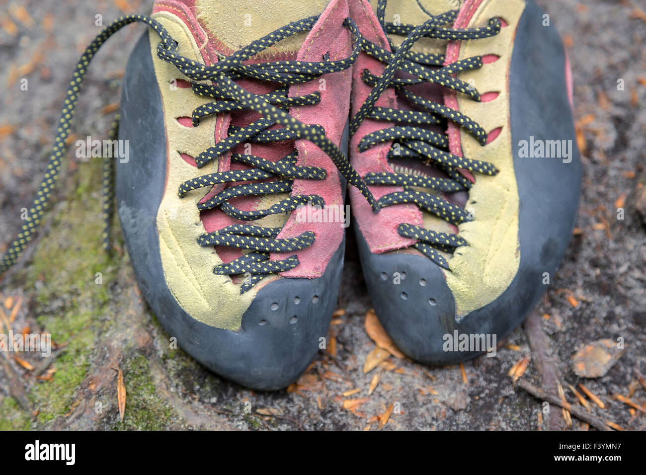 Coppia di usato scarpe da arrampicata Foto Stock