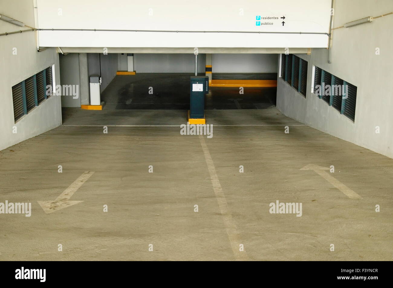 Garage pubblico ingresso incorniciato dalle pareti bianche con windows Foto Stock